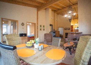 FeWo Edelweiss (90qm) mit Kamin, großem Wohnzimmer, Balkon und Fußbodenheizung im Bad-Wohnzimmer mit Balkon