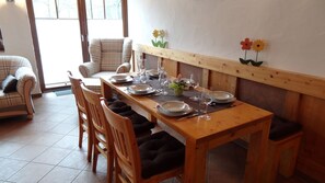 Ferienhaus 100 m2, mit Kamin, gr. Terrasse, Berg- und Seeblick-Essbereich
