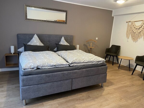 Ferienhaus 100 m2, mit Kamin, gr. Terrasse, Berg- und Seeblick-Großes Schlafzimmer - Rollstuhlgeeignet - Foto 1
