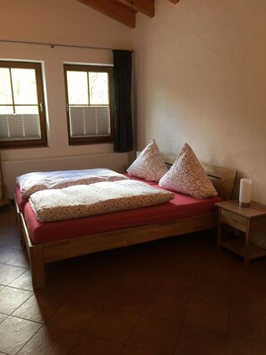Ferienhaus 100 m2, mit Kamin, gr. Terrasse, Berg- und Seeblick-Kleines Schlafzimmer