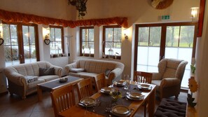 Ferienhaus 100 m2, mit Kamin, gr. Terrasse, Berg- und Seeblick-Wohnzimmer mit Essbereich