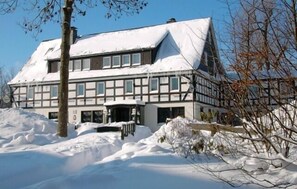 Landgasthof Gilsbach (Winterberg/Langewiese) --Unser Gasthof im Winter