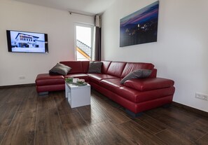 FeWo**** modern und hochwertig, direkt am Bike Park & Skiliftkarussell-Sofa Wohnzimmer