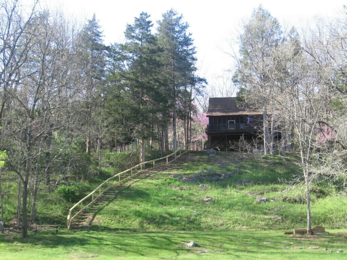 Riverfront, pet friendly ! Log cabin with 2 bedrooms and loft!