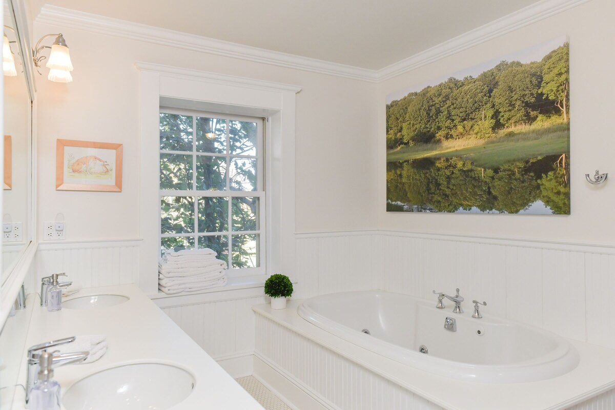 Luxury Home with amazing Water Views – Perfect for an intimate family gathering