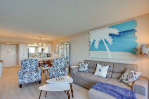 Living Room | Smart TV | Free WiFi | Central A/C & Heat