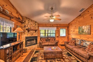 Living Room | Central A/C & Heating | Smart TV | Free WiFi