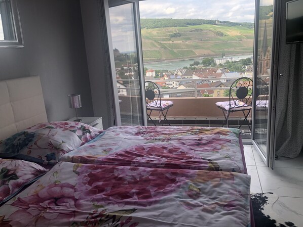 Schlafzimmer mit Balkon und Traumblick 