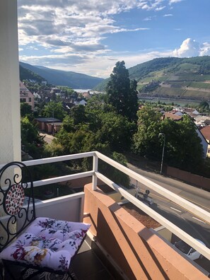 Schlafzimmerbalkon mit Blick auf das berühmte Binger Loch