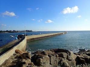 La digue et le port de Lomener