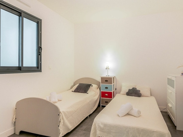 Property, Building, Comfort, Window, Cabinetry, Interior Design, Wood, Textile, Architecture, Drawer