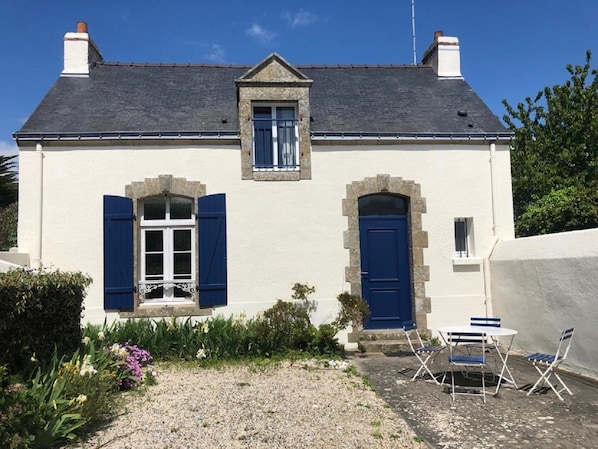 Vue de la maison et jardin 