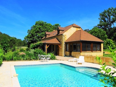 Milhac, beautiful villa with large garden and private swimming pool
