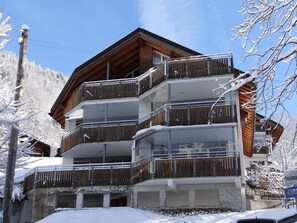 Himmel, Gebäude, Eigentum, Schnee, Haus, Steigung, Fenster, Baum, Urban Design, Wohngebiet