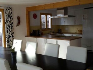Cabinetry, Countertop, Kitchen Sink, Furniture, Sink, Tap, Kitchen, Wood, Interior Design, Kitchen Stove