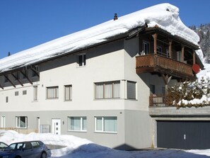 Neige, Roue, Ciel, Fenêtre, Propriété, Bâtiment, Blanc, Plante, Voiture