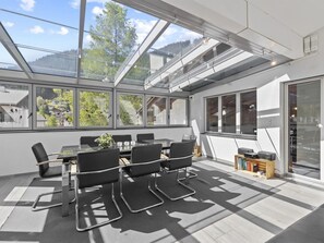 Meubles, Fenêtre, Chaise, Salon, Design Urbain, Ciel, Ombre, Sol, Sol, Bâtiment