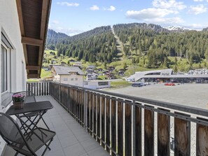 Ciel, Nuage, Propriété, Bâtiment, Montagne, Clôture, Arbre, Table, Bois, Porche
