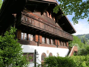 Gebäude, Fenster, Pflanze, Holz, Baum, Himmel, Haus, Ländliches Gebiet, Dach, Fassade