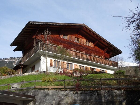 Schnee, Gebäude, Fenster, Einfrieren, Haus, Steigung, Grundeigentum, Holz, Geologisches Phänomen, Baum