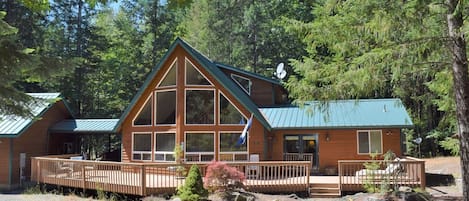 Welcome to the gorgeous 3BR oasis, a dream vacation destination in beautiful Packwood, WA
