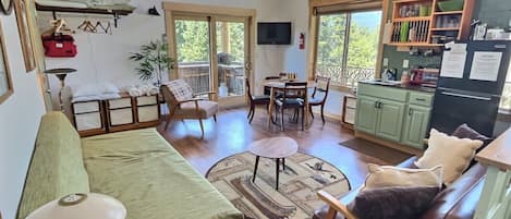 Welcome to the cozy studio apartment in Packwood, WA You will quickly see that every inch of the space has been used to provide our guests with maximum comfort and convenience.