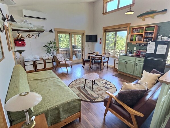 Welcome to the cozy studio apartment in Packwood, WA You will quickly see that every inch of the space has been used to provide our guests with maximum comfort and convenience.