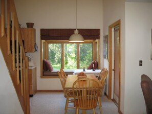 Entry & Eat-In Area - View of Mountain