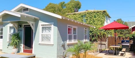 Beautiful outdoor fenced in private yard for you to enjoy San Diego's all-year-round amazing weather!!