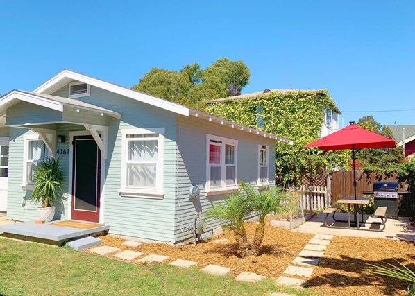 Beautiful outdoor fenced in private yard for you to enjoy San Diego's all-year-round amazing weather!!