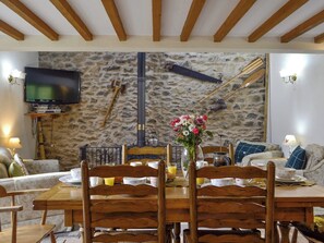 Light and airy open-plan living space | The Hen House - Cwm Clyd, Llandovery