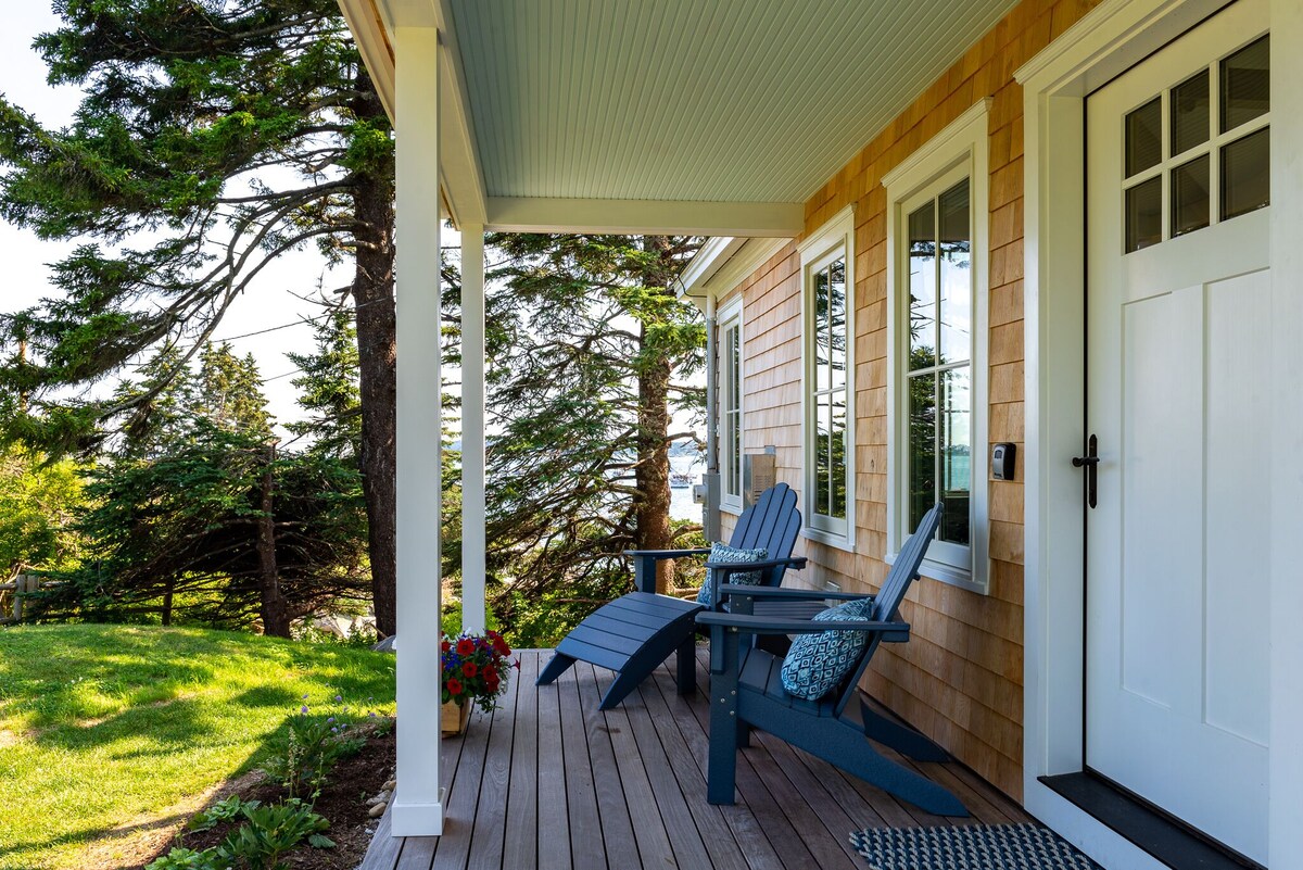 Wonderfully Appointed, Classic Maine Waterfront Cottage