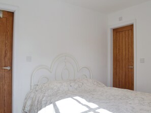 Double bedroom | Fern Lodge - Sandbank Lodges, Melbourne, near Derby