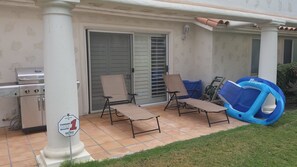 Nice large patio, no one over your head!