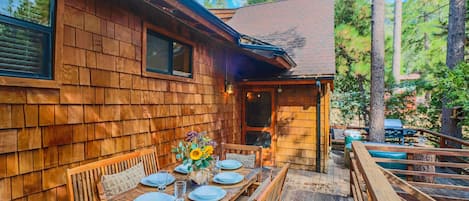 Outdoor dining on the deck. - Outdoor dining on the deck.