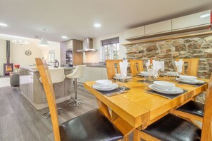 Sunnyside Barn, Truro. Ground floor: Stunning dining table with seating for six