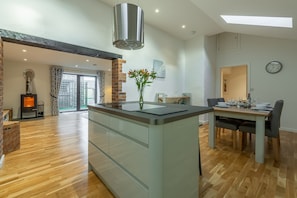 The Parlour, St Agnes. Modern kitchen island with breakfast bar