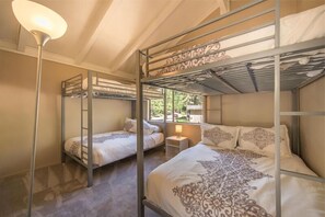 bunk room with 2 twin bunk beds