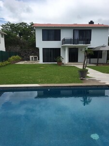 Encantadora casa con jardín privado y piscina cerca de Cuernavaca en Xochitepec Morelos