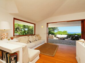 Room, Property, Furniture, Living Room, Interior Design, Building, Floor, House, Real Estate, Ceiling