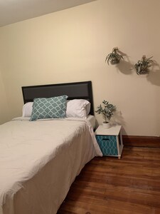 Cozy 4 Bedroom Home Accommodates 10 in Niagara - USA