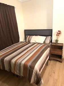 Cozy 4 Bedroom Home Accommodates 10 in Niagara - USA