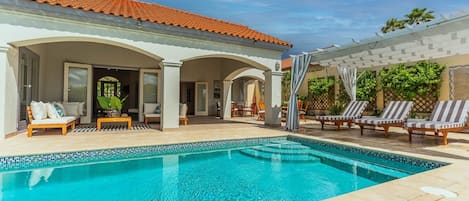 Enchanting Private pool with cabana of the Villa in Aruba near Palm Beach - Enjoy exclusive access to your poolside cabana - Embrace the luxury of outdoor living with stylish poolside amenities - Enjoy a leisurely dip in the crystal-clear waters