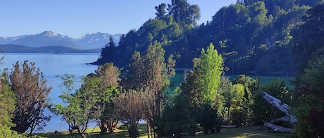 Jardín inferior con vista hacia la bahía