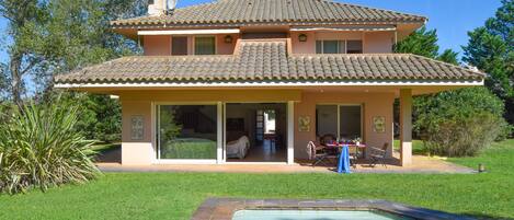 Villa 100 meters from the sea, in the Platja de Pals Golf Club, 8 people. SPCB