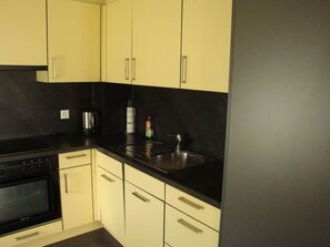 Cabinetry, Propriété, Comptoir, Bâtiment, Evier, Appareil De Cuisine, Évier, Cuisinière, Cuisine, Bois