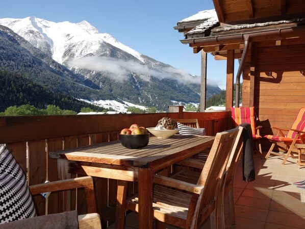 Table, Sky, Furniture, Mountain, Property, Wood, Outdoor Furniture, Leisure, Outdoor Table, Chair
