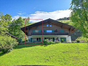 Himmel, Pflanze, Wolke, Gebäude, Haus, Baum, Natürliche Landschaft, Grundstueck, Fenster, Gras