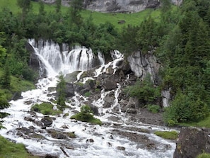 Wasser, Pflanze, Berg, Natürliche Landschaft, Wasserfall, Hochland, Baum, Vegetation, Rutsche