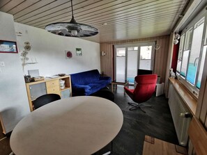 Möbel, Stuhl, Fenster, Tabelle, Gebäude, Holz, Bilderrahmen, Flooring, Interior Design, Fussboden